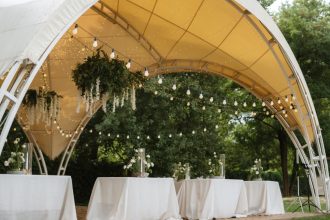 Chapiteau de mariage en Île-de-France : comment bien choisir et organiser sa location ?