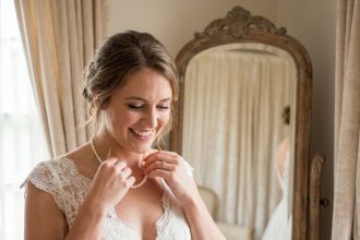 Mariée souriante en robe de mariage élégante
